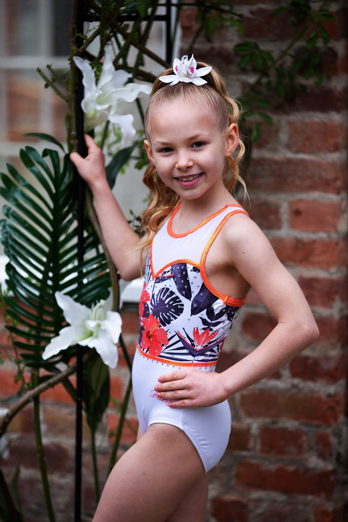 Купальник женский для спортивной гимнастики Darcy Honululu 4238 белый с оранжевым рисунком без рукава