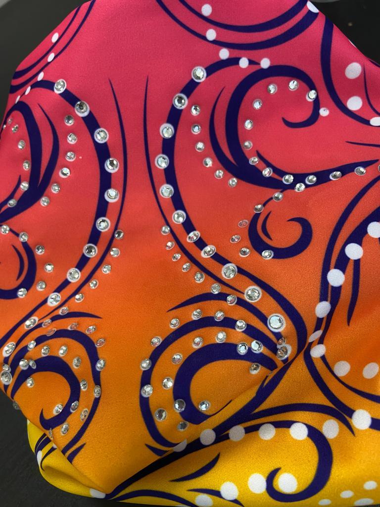 Купальник женский для спортивной гимнастики GK Sport 202-40 градиент отжелтого к розовому с синим рисунком со стразами без рукава